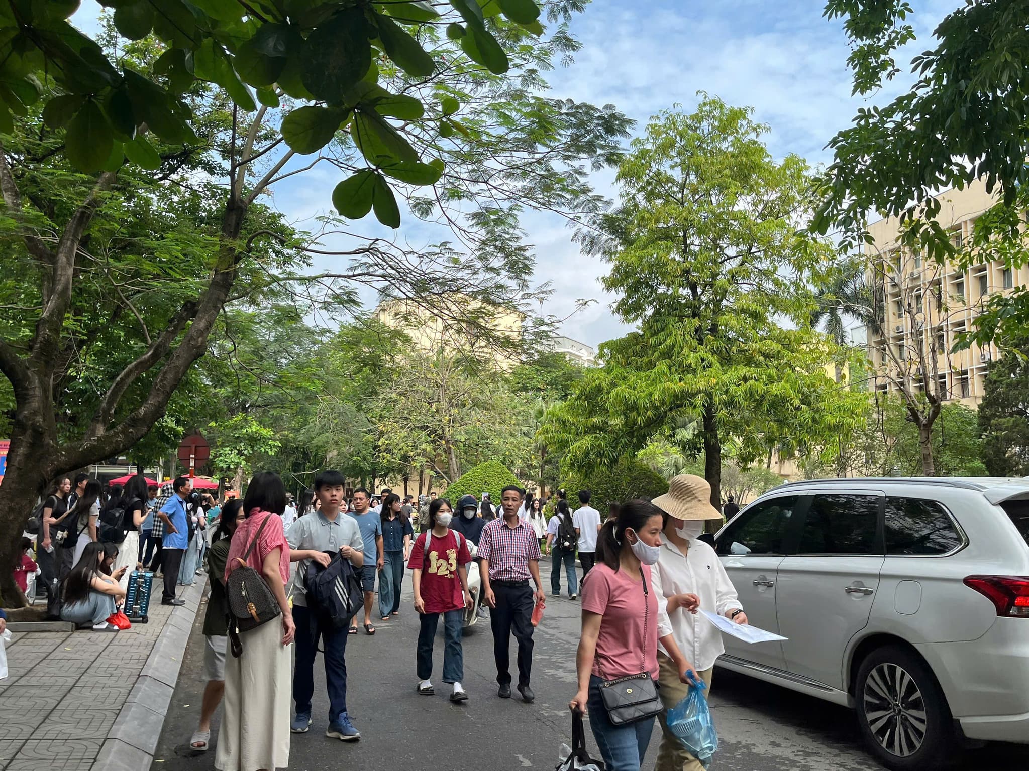 Hơn 17.000 thí sinh nô nức dự thi Đánh giá năng lực SPT 2025 tại Trường Đại học Sư phạm Hà Nội - Tuyển sinh - Đại học Sư phạm Hà Nội